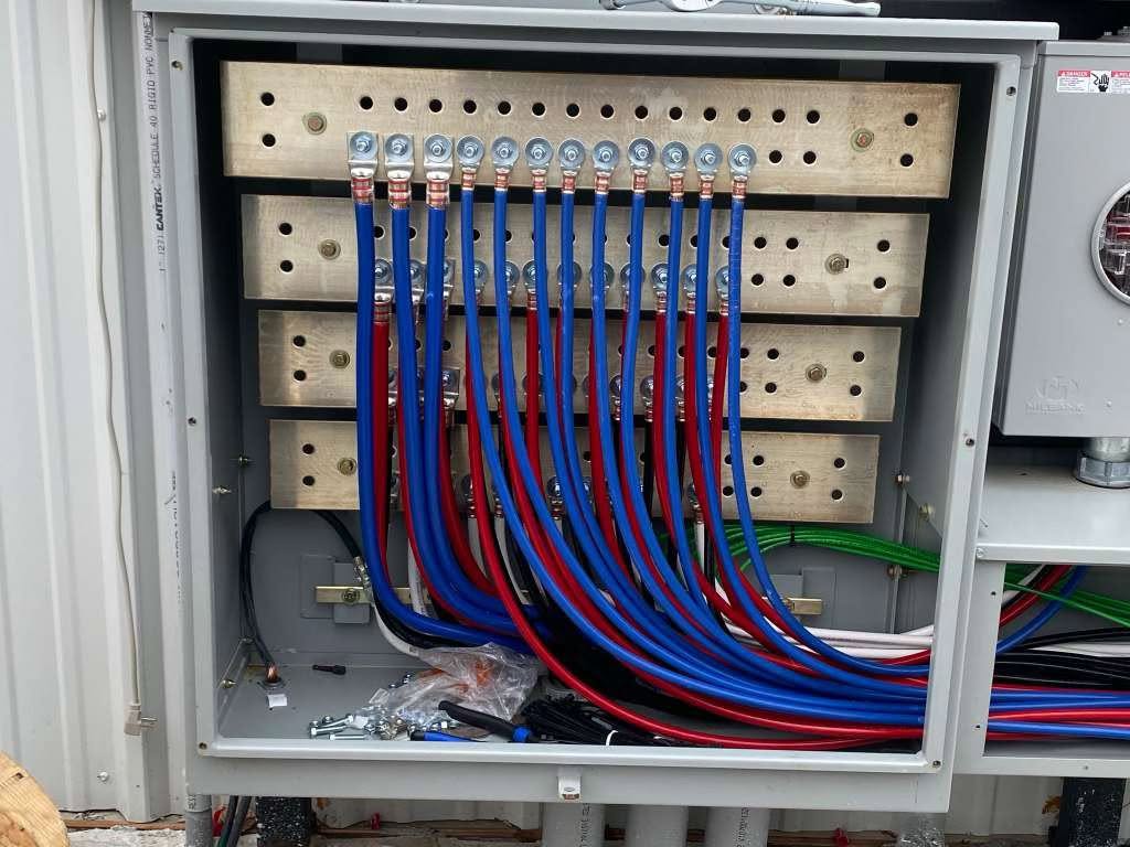 Busbars with color-coded feeder cable terminations